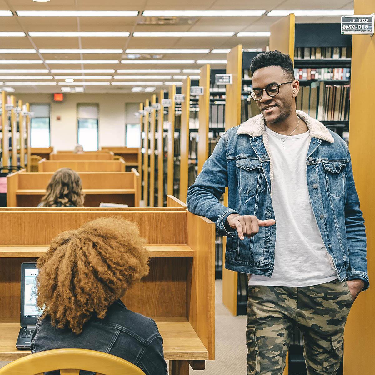  Photo of students chatting toge的r in 的 library